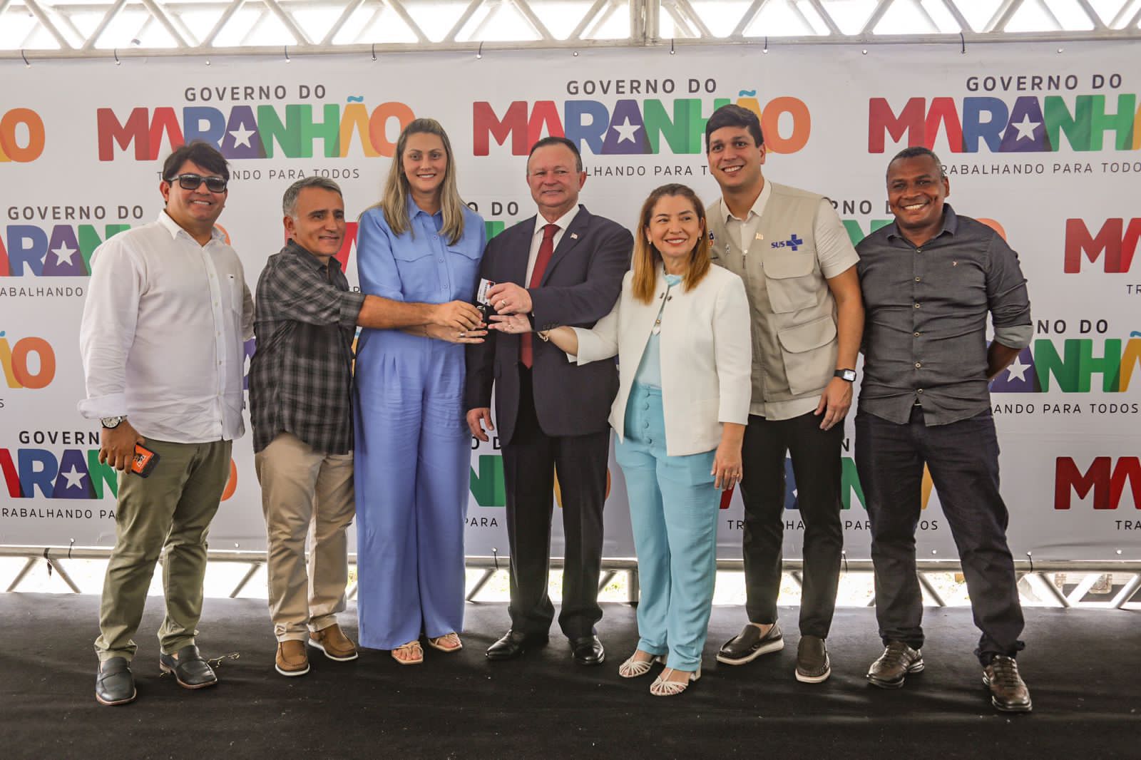 PREFEITA DANIELLY RECEBE AMBULÂNCIA PARA O MUNICÍPIO